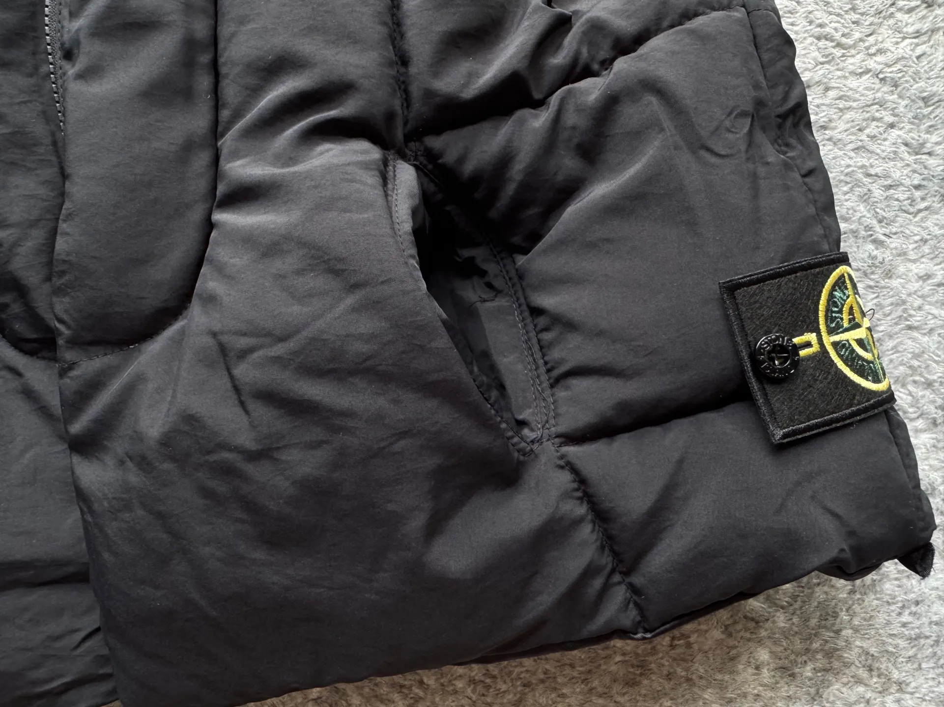 P280 Stone Island 25Fw Stone Island Linear Split Silhouette Cotton-Filled Deconstructed Waistcoat Jacket Stone Island's 2025 Grand Offering The outer layer is made of high-quality wrinkled nylon fabric, and the inner layer is filled with high-comfort and warm velvet cotton. The filling amount is very sufficient and the overall clothing is very full. The upper body silhouette and warmth are well guaranteed. The front and rear split line design is simple without losing details. The double zipper puller zipper increases practicality. The short design is very suitable for trendy matching in all seasons. It is very effective whether it is paired with a sweatshirt or a jacket. The basic black and chocolate brown meet the requirements of jumping in color and being versatile. It is a powerful tool for matching lazy suits when going out on the street. The classic emblem armband of Stone Island highlights the brand tension. It is first released on the entire network. Manufactured by a large factory. Complete with three-label accessories. Same style for men and women. Color: brown/black Size: m～xl